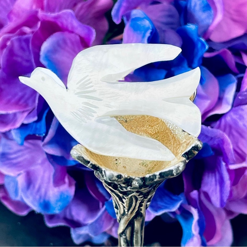 Mother Of Pearl "DOVE OF PEACE" Vintage Brooch